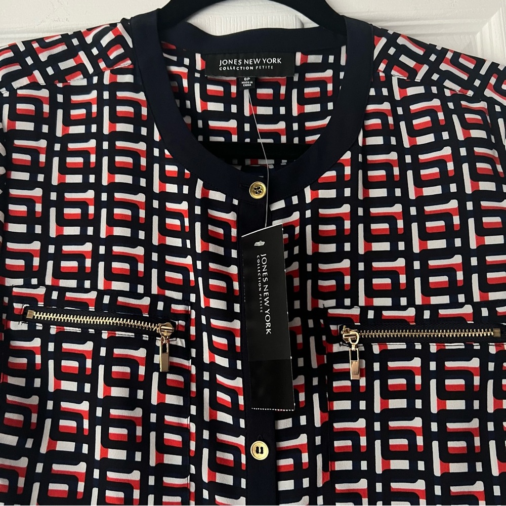 ✨NWT✨ Jones New York red white & navy patterned blouse with gold button accents